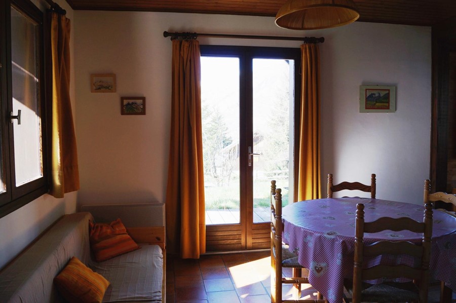 Chalet L'Arolle - 2-kamer apt. voor max. 4 pers. - woonkamer met eettafel en zitbank